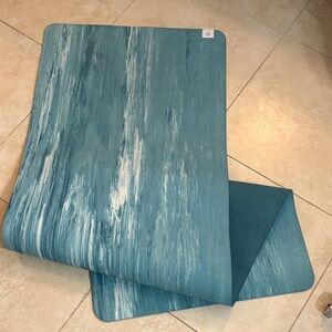 GAIAM Teal and White yoga mat